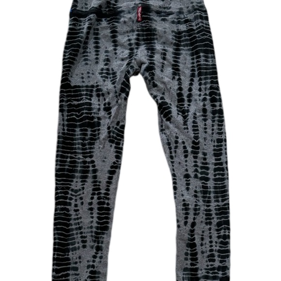 Hard Tail Super Soft High Waist Tie Dye Flat Waist
Cropped Legging Size Small - Picture 3 of 4